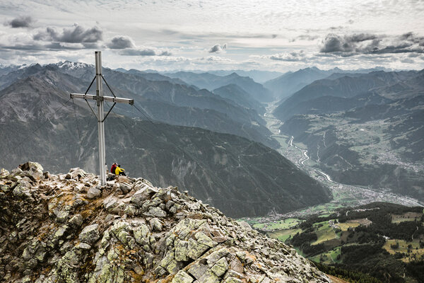 Gipfelkreuz auf der Aifnerspitze im Tiroler Oberland