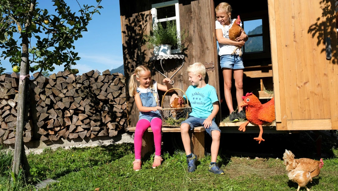 Kids mit der Henne Hanna am Bauernhof