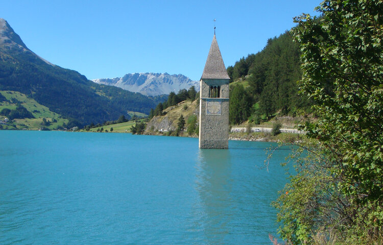 der versunkene Kirchturm im Reschensee