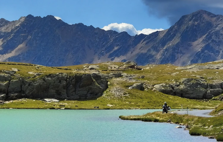 Motorradtour vorbei an malerischem Bergsee