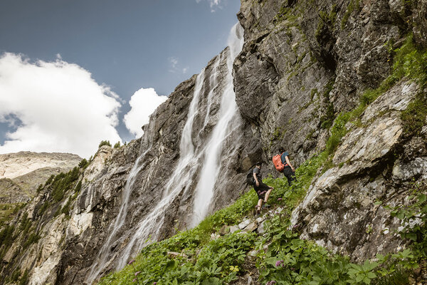 Anton-Renk Klettersteig mit Wasserfall
